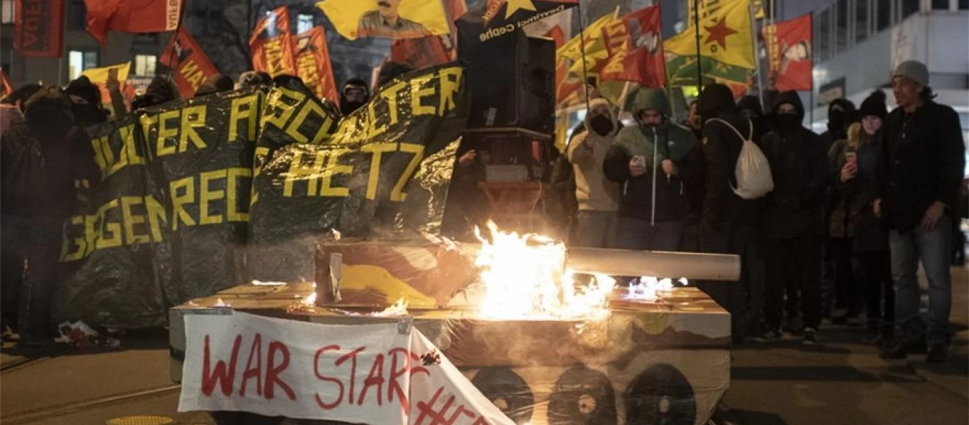«Πανικός» στο Νταβός: Αντλίες νερού, πλαστικές σφαίρες και δακρυγόνα της αστυνομίας σε διαδηλωτές (φωτο)